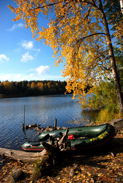 Осень. Озеро. Лодка