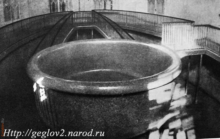 Исторический вид гранитной ванны в Баболовском парке.